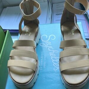 Seychelles strappy sandal. Patent leather. Zip back. Size 7. New
